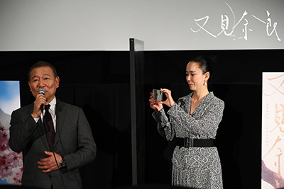 《又见奈良》河濑直美在台上逆拍观众.jpg